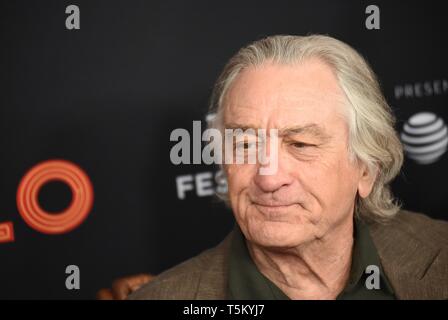 Robert De Niro à arrivés pour la soirée d'ouverture APOLLO en première mondiale au Festival du film de Tribeca, l'Apollo Theatre, New York, NY Le 24 avril, 2019. Photo par : Kristin Callahan/Everett Collection Banque D'Images