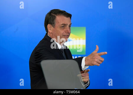 Brasilia, Brésil. 25 avr 2019. Signature du Décret abrogeant l'horaire d'été - Bolsonaro Jaïr, Président de la République, le mercredi 25 avril, lors de la signature du décret abrogeant l'horaire d'été qui a eu lieu au Palacio do Planalto. Photo : Mateus Bonomi / AGIF : Crédit AGIF/Alamy Live News Banque D'Images