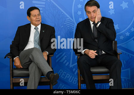 Brasilia, Brésil. 25 avr 2019. Signature du Décret abrogeant l'horaire d'été - Bolsonaro Jaïr, Président de la République, accompagné par Hamilton Mourao, Vice-président de la République, le mercredi 25 avril, au cours de la Solennité du décret qui abroge l'horaire d'été tenue à l'Atlantic Palace. Photo : Mateus Bonomi / AGIF : Crédit AGIF/Alamy Live News Banque D'Images