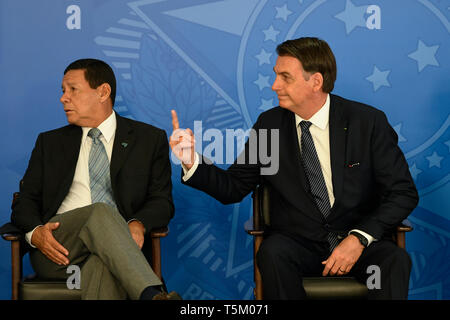 Brasilia, Brésil. 25 avr 2019. Signature du Décret abrogeant l'horaire d'été - Bolsonaro Jaïr, Président de la République, accompagné par Hamilton Mourao, Vice-président de la République, le mercredi 25 avril, au cours de la Solennité du décret qui abroge l'horaire d'été tenue à l'Atlantic Palace. Photo : Mateus Bonomi / AGIF : Crédit AGIF/Alamy Live News Banque D'Images