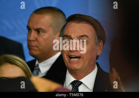 Brasilia, Brésil. 25 avr 2019. Signature du Décret abrogeant l'horaire d'été - Bolsonaro Jaïr, Président de la République, le mercredi 25 avril, lors de la signature du décret abrogeant l'horaire d'été qui a eu lieu au Palacio do Planalto. Photo : Mateus Bonomi / AGIF : Crédit AGIF/Alamy Live News Banque D'Images