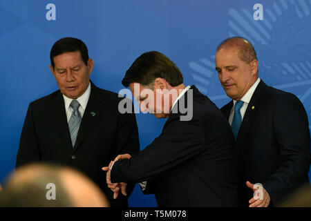 Brasilia, Brésil. 25 avr 2019. Signature du Décret abrogeant l'horaire d'été - Bolsonaro Jaïr, Président de la République, accompagné par Hamilton Mourao, Vice-président de la République, et d'Onyx Lorenzoni, Ministre de la fonction le mercredi 25 avril, lors de la signature du décret qui abroge l'horaire d'été tenue à l'Atlantic Palace. Photo : Mateus Bonomi / AGIF : Crédit AGIF/Alamy Live News Banque D'Images