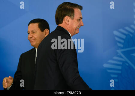 Brasilia, Brésil. 25 avr 2019. Signature du Décret abrogeant l'horaire d'été - Bolsonaro Jaïr, Président de la République, accompagné par Hamilton Mourao, Vice-président de la République, le mercredi 25 avril, au cours de la Solennité du décret qui abroge l'horaire d'été tenue à l'Atlantic Palace. Photo : Mateus Bonomi / AGIF : Crédit AGIF/Alamy Live News Banque D'Images