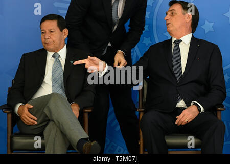 Brasilia, Brésil. 25 avr 2019. Signature du Décret abrogeant l'horaire d'été - Bolsonaro Jaïr, Président de la République, accompagné par Hamilton Mourao, Vice-président de la République, le mercredi 25 avril, au cours de la Solennité du décret qui abroge l'horaire d'été tenue à l'Atlantic Palace. Photo : Mateus Bonomi / AGIF : Crédit AGIF/Alamy Live News Banque D'Images