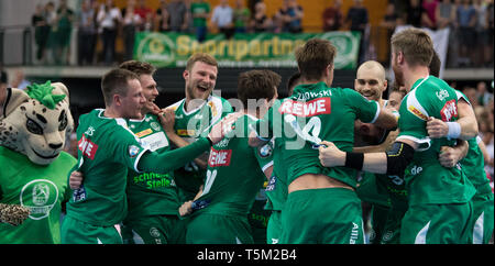 Leipzig, Allemagne. Apr 25, 2019. Handball : Bundesliga, DHfK Leipzig - Die Eulen Ludwigshafen, 28e journée dans l'ARENA Leipzig. L'équipe de la DHfK Leipzig célèbre sa victoire. Credit : Hendrik Schmidt/dpa-Zentralbild/ZB/dpa/Alamy Live News Banque D'Images