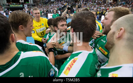 Leipzig, Allemagne. Apr 25, 2019. Handball : Bundesliga, DHfK Leipzig - Die Eulen Ludwigshafen, 28e journée dans l'ARENA Leipzig. L'équipe de la DHfK Leipzig célèbre sa victoire. Credit : Hendrik Schmidt/dpa-Zentralbild/ZB/dpa/Alamy Live News Banque D'Images