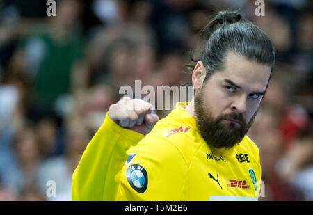 Leipzig, Allemagne. Apr 25, 2019. Handball : Bundesliga, DHfK Leipzig - Die Eulen Ludwigshafen, 28e journée dans l'ARENA Leipzig. Gardien de Leipzig Putera Milos est heureux de cette victoire. Credit : Hendrik Schmidt/dpa-Zentralbild/ZB/dpa/Alamy Live News Banque D'Images