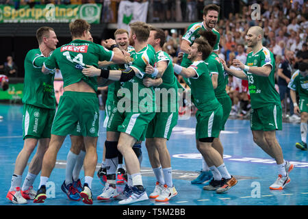 Leipzig, Allemagne. Apr 25, 2019. Handball : Bundesliga, DHfK Leipzig - Die Eulen Ludwigshafen, 28e journée dans l'ARENA Leipzig. L'équipe de la DHfK Leipzig célèbre sa victoire. Credit : Hendrik Schmidt/dpa-Zentralbild/ZB/dpa/Alamy Live News Banque D'Images