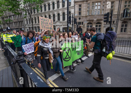 Londres, Royaume-Uni. 25 avril 2019. Un groupe de manifestants rébellion Extinction mars à Holborn retour à Marble Arch après la prise d'action dans la ville de Londres. Comme ils ont marché qu'ils ont chanté et scandé leurs demandes pour le gouvernement de déclarer une urgence climatique, pour zéro émissions nettes de carbone d'ici 2025 et l'assemblée de citoyens un.C'était prévu pour être le dernier jour du camp à Marble Arch. Peter Marshall/Alamy Live News Banque D'Images