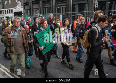 Londres, Royaume-Uni. 25 avril 2019. Un groupe de manifestants rébellion Extinction mars à Holborn retour à Marble Arch après la prise d'action dans la ville de Londres. Comme ils ont marché qu'ils ont chanté et scandé leurs demandes pour le gouvernement de déclarer une urgence climatique, pour zéro émissions nettes de carbone d'ici 2025 et l'assemblée de citoyens un.C'était prévu pour être le dernier jour du camp à Marble Arch. Peter Marshall/Alamy Live News Banque D'Images