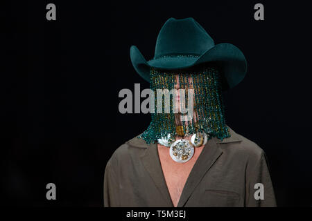 Sao Paulo, Brésil. Apr 25, 2019. Modèle présente Victor Hugo Matos fashion pendant la Fashion Week de Sao Paulo (SPFW), N47 à Sao Paulo. Credit : Paulo Lopes/ZUMA/Alamy Fil Live News Banque D'Images