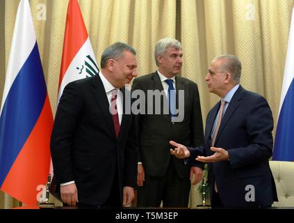 Bagdad. Apr 25, 2019. Le Ministre iraquien des affaires étrangères, Mohammed al-Hakim (R) et vice-premier ministre russe, Iouri Borissov (L) assister à une conférence de presse à Bagdad, l'Iraq, le 25 avril 2019. Ministère iraquien des affaires étrangères a déclaré jeudi que l'Irak et la Russie ont signé un certain nombre d'accords et de protocoles d'entente (PE) dans divers domaines. Source : Xinhua/Alamy Live News Banque D'Images