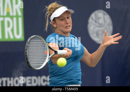 Charlottesville, Virginia, USA. Apr 25, 2019. KATARZYNA KAWA de Pologne en action à la tête de sanglier Resort Women's Open de tennis à Charlottesville en Virginie. Crédit : Christopher Levy/ZUMA/Alamy Fil Live News Banque D'Images