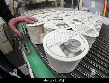 Weisenbach, Allemagne. Feb 14, 2019. La société Katz GmbH & Co. KG exécuter sous-bocks fini sur une courroie de convoyeur dans une machine d'emballage. Le leader mondial du marché de la bière mat Katz de la Forêt Noire a crazy creations en stock. (Dpa 'Beer coaster Leader du marché mondial de la Forêt Noire à la recherche de nouveaux marchés") Credit : Uli Deck/dpa/Alamy Live News Banque D'Images