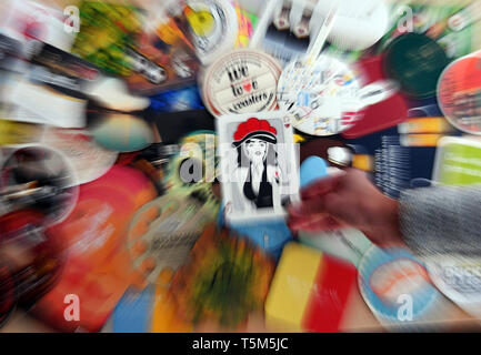 Weisenbach, Allemagne. Feb 14, 2019. La société Katz GmbH & Co. KG, différentes sortes de sous-bocks coasters sont indiquées et la publicité, qui ont été produits il n'y (effet de zoom). Le leader mondial du marché de la bière mat Katz de la Forêt Noire a crazy creations en stock. (Dpa 'Beer coaster Leader du marché mondial de la Forêt Noire à la recherche de nouveaux marchés") Credit : Uli Deck/dpa/Alamy Live News Banque D'Images