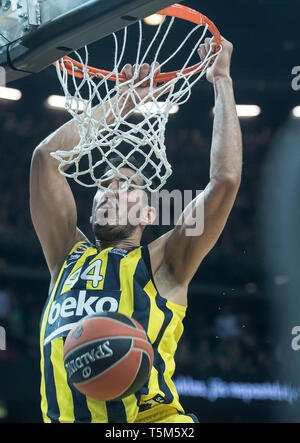 Kaunas, Lituanie. Apr 25, 2019. Ahmet Duverioglu de Beko Fenerbahce Istanbul dunks pendant le quatrième match de l'Euroligue de basket-ball match entre la Lituanie et la Turquie du Zalgiris Kaunas Fenerbahce Istanbul de Beko à Kaunas, Lituanie, 25 avril 2019. Beko Fenerbahce Istanbul a gagné 99-82. Alfredas Crédit : Pliadis/Xinhua/Alamy Live News Banque D'Images