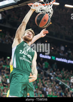 Kaunas, Lituanie. Apr 25, 2019. Thomas de Zalgiris Kaunas dunks de passage au cours du quatrième match de l'Euroligue de basket-ball match entre la Lituanie et la Turquie du Zalgiris Kaunas Fenerbahce Istanbul de Beko à Kaunas, Lituanie, 25 avril 2019. Beko Fenerbahce Istanbul a gagné 99-82. Alfredas Crédit : Pliadis/Xinhua/Alamy Live News Banque D'Images