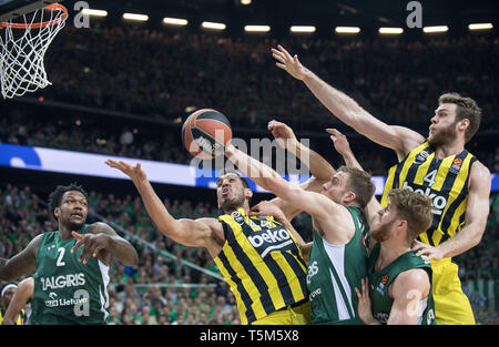 Kaunas, Lituanie. Apr 25, 2019. Les joueurs s'affrontent au cours de la quatrième pièce de théâtre de l'Euroligue de basket-ball match entre la Lituanie et la Turquie du Zalgiris Kaunas Fenerbahce Istanbul de Beko à Kaunas, Lituanie, 25 avril 2019. Beko Fenerbahce Istanbul a gagné 99-82. Alfredas Crédit : Pliadis/Xinhua/Alamy Live News Banque D'Images