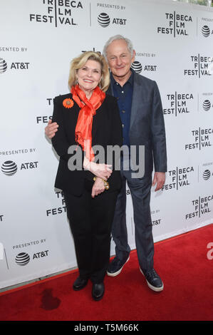 New York, USA. Apr 25, 2019. Debra Monk et Victor Garber assiste à la chute, montons jusqu' au Festival du film de Tribeca 2019 SVA au Theatre le 25 avril 2019 à New York. Photo : Jeremy Smith/imageSPACE/MediaPunch MediaPunch Crédit : Inc/Alamy Live News Banque D'Images