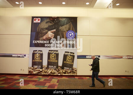Indianapolis, Indiana, USA. Apr 25, 2019. Les publicités et bannières NRA couvrent les murs de l'Indiana Convention Center. Préparer les vendeurs de cabines dans la salle d'exposition avant de la National Rifle Association (NRA) convention à l'Indiana Convention Center dans le centre-ville d'Indianapolis. Crédit : Jeremy Hogan/SOPA Images/ZUMA/Alamy Fil Live News Banque D'Images