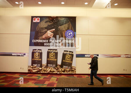 Les publicités et bannières NRA couvrent les murs de l'Indiana Convention Center. Préparer les vendeurs de cabines dans la salle d'exposition avant de la National Rifle Association (NRA) convention à l'Indiana Convention Center dans le centre-ville d'Indianapolis. Banque D'Images