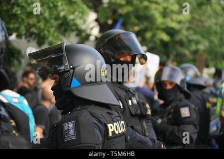 Prague, République tchèque. Apr 25, 2019. Les policiers tentent de séparer les adversaires de supporters lors d'un rassemblement à la place Venceslas de Prague, en République tchèque, le 25 avril 2019. L'opposition tchèque de la liberté et de la démocratie directe (SPD) a organisé un rassemblement jeudi à lancer officiellement la campagne des élections européennes à la place Wenceslas à Prague. L'événement a des politiciens d'extrême-droite européenne, des centaines de partisans, ainsi que les opposants. Credit : Dana Kesnerova/Xinhua/Alamy Live News Banque D'Images