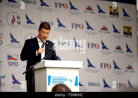 Prague, République tchèque. Apr 25, 2019. Tomio Okamura, chef de l'opposition tchèque de la liberté et de la démocratie directe (SPD), givies un discours à l'occasion d'un rassemblement à la place Venceslas de Prague, en République tchèque, le 25 avril 2019. Le SPD a organisé un rassemblement jeudi à lancer officiellement la campagne des élections européennes à la place Wenceslas à Prague. L'événement a des politiciens d'extrême-droite européenne, des centaines de partisans, ainsi que les opposants. Credit : Dana Kesnerova/Xinhua/Alamy Live News Banque D'Images