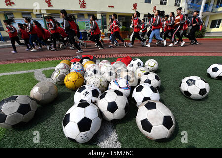 (190426) -- International, le 26 avril 2019 (Xinhua) -- les élèves à l'école en Huangyadong Licheng Comté de Changzhi City en Chine du Nord, Province de Shanxi, le 18 avril 2019. Situé dans la zone profonde de Taihang Mountain au nord de la province de Shanxi, Huangyadong School est une école de neuf ans fournissant l'enseignement primaire et secondaire, qui est aussi une école de football en milieu rural. Huangyadong maintenant l'école dispose de 19 classes et plus de 660 étudiants. Il y a une équipe de football du garçon et une fille de l'équipe de football dans chaque classe. Tous les élèves ont leur propre football. Tous les jours, les élèves courir pour Banque D'Images