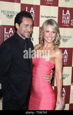 LOS ANGELES, CA - le 21 juin : Demian Le bichir Stefanie Sherk arrive à "une vie meilleure" première mondiale au cours de la projection de gala 2011 Los Angeles Film Festival du Regal Cinemas L.A. Vivre le 21 juin 2011 à Los Angeles, Californie. People : Demian Le bichir Stefanie Sherk Banque D'Images