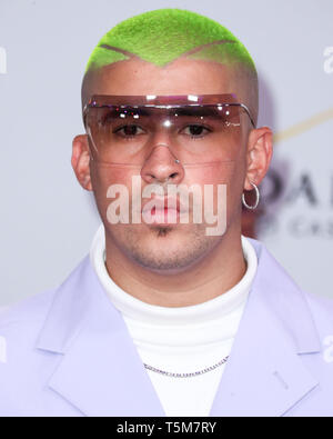 Las Vegas, États-Unis. Apr 25, 2019. LAS VEGAS, NEVADA, USA - 25 avril : Bad Bunny arrive au Billboard Latin Music Awards 2019 qui a eu lieu au Mandalay Bay Events Center le 25 avril 2019 à Las Vegas, Nevada, United States. (Photo par Xavier Collin/Image Crédit : Agence de Presse) L'agence de presse Image/Alamy Live News Banque D'Images