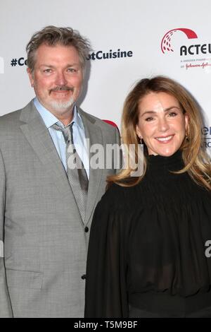 Los Angeles, CA. Apr 25, 2019. Christian Vincent, Peri Gilpin au hall des arrivées pour la fondation de la recherche sur la sclérodermie Cool Comedy Gala-bénéfice de la cuisine chaude, le Four Seasons Hotel Los Angeles at Beverly Hills, Los Angeles, CA le 25 avril 2019. Credit : Priscilla Grant/Everett Collection/Alamy Live News Banque D'Images