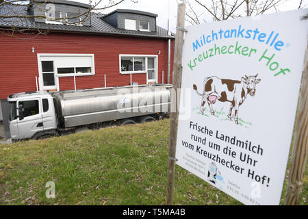 27 mars 2019, Hessen, Waldems : Le camion-citerne du transitaire Müller est debout à l'Kreuzhecker Hof de la famille Volkmar la collecte de lait cru. Le Hessien secteur produits laitiers Schwälbchen, basé à Bad Schwalbach, reçoit environ 137 millions de litres de lait cru chaque année de près de 250 agriculteurs de la région. Seulement environ 18 millions de litres sont transformés en lait frais. Le reste est utilisé pour la production de yaourt et de quark, par exemple. Photo : Arne Dedert/dpa Banque D'Images