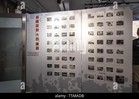 Hong Kong, Hong Kong SAR, Chine. Apr 26, 2019. Le Musée rouvre en 64 Mong Kok Hong Kong. À la suite de la protestation et la fermeture forcée du musée ouvre à temps pour le 30e anniversaire du massacre de Tiananmen à Beijing, en Chine le 4 juin 1989. L'ouverture, bien qu'entravé par des manifestants pro-Pékin et le vandalisme, attire de nombreux visiteurs, y compris du continent chinois sont souvent pas au courant des événements dénommé 64 événements. Credit : Jayne Russell/ZUMA/Alamy Fil Live News Banque D'Images