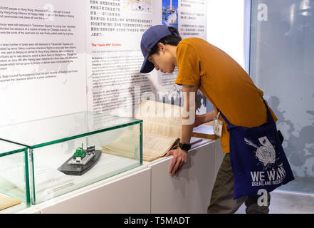 Hong Kong, Hong Kong SAR, Chine. Apr 26, 2019. Le Musée rouvre en 64 Mong Kok Hong Kong. À la suite de la protestation et la fermeture forcée du musée ouvre à temps pour le 30e anniversaire du massacre de Tiananmen à Beijing, en Chine le 4 juin 1989. L'ouverture, bien qu'entravé par des manifestants pro-Pékin et le vandalisme, attire de nombreux visiteurs, y compris du continent chinois sont souvent pas au courant des événements dénommé 64 événements. Credit : Jayne Russell/ZUMA/Alamy Fil Live News Banque D'Images
