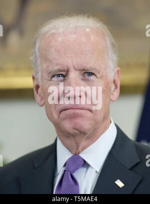 Washington, États-Unis d'Amérique. 10 janvier, 2014. United States Vice-président Joe Biden regarde le président américain Barack Obama annonce qu'il continuera à 5 500 soldats américains en Afghanistan lorsqu'il quitte ses fonctions en 2017 et explique son raisonnement pour que l'action dans la Roosevelt Room de la Maison Blanche à Washington, DC le jeudi 15 octobre, 2015. Credit : Ron Sachs/Piscine via CNP - AUCUN FIL SERVICE - utilisation dans le monde entier | Credit : dpa/Alamy Live News Banque D'Images