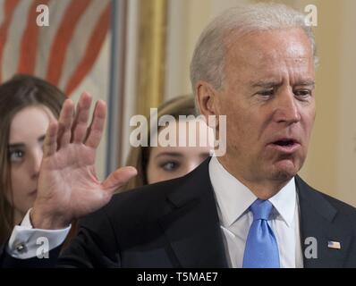 Washington, DC. 20 Jan, 2013. United States Vice-président Joe Biden prête le serment d'office lors de la 57e Cérémonie d'investiture cérémonie officielle à l'Observatoire Naval le 20 janvier 2013 à Washington, DC. Le serment est administrée par nous à la Cour suprême Sonia Sotomayor. Credit : Saul Loeb/Piscine via CNP | Conditions de crédit dans le monde entier : dpa/Alamy Live News Banque D'Images