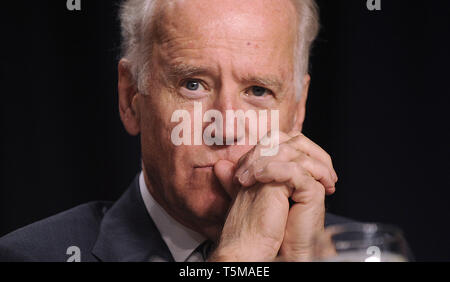 Washington, DC. Feb 6, 2014. Vice-président des États-Unis Joe Biden assiste à la prière nationale Petit-déjeuner à l'hôtel Hilton de Washington, le 6 février 2014 à Washington, DC. Crédit : Olivier Douliery/Piscine via CNP | Conditions de crédit dans le monde entier : dpa/Alamy Live News Banque D'Images