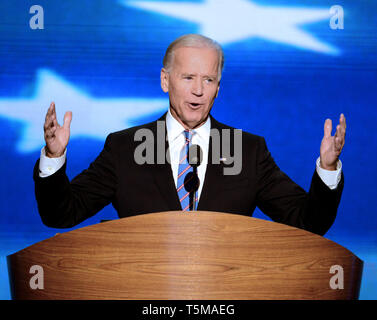 Charlotte, États-Unis d'Amérique. 06 Sep, 2012. United States Vice-président Joe Biden livre son discours d'acceptation à la Convention nationale démocrate de 2012 à Charlotte, Caroline du Nord, le jeudi 6 septembre 2012. Credit : Ron Sachs/CNP.(RESTRICTION : NO New York ou le New Jersey Journaux ou journaux dans un rayon de 75 km de la ville de New York) | Conditions de crédit dans le monde entier : dpa/Alamy Live News Banque D'Images