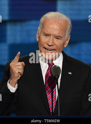 Philadelphia, États-Unis d'Amérique. 27 juillet, 2016. United States Vice-président Joe Biden fait de remarques au cours de la troisième session de la Convention nationale démocrate de 2016 à la Wells Fargo Center de Philadelphie, Pennsylvanie, le mercredi, Juillet 27, 2016. Credit : Ron Sachs/CNP (restriction : NO New York ou le New Jersey Journaux ou journaux dans un rayon de 75 km de la ville de New York) - AUCUN FIL SERVICE - utilisation dans le monde entier | Credit : dpa/Alamy Live News Banque D'Images