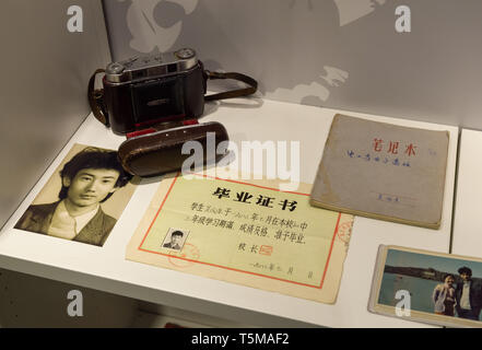 Hong Kong, Hong Kong SAR, Chine. Apr 26, 2019. Le Musée rouvre en 64 Mong Kok Hong Kong.Possessions de certains des étudiants tués.Après la fermeture forcée de protestation et le musée rouvre à temps pour le 30e anniversaire du massacre de Tiananmen à Beijing, en Chine le 4 juin 1989. L'ouverture, bien qu'entravé par des manifestants pro-Pékin et le vandalisme, attire de nombreux visiteurs, y compris du continent chinois sont souvent pas au courant des événements dénommé 64 événements. Credit : Jayne Russell/ZUMA/Alamy Fil Live News Banque D'Images