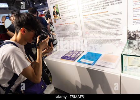 Hong Kong, Hong Kong SAR, Chine. Apr 26, 2019. Le Musée rouvre en 64 Mong Kok Hong Kong. À la suite de la protestation et la fermeture forcée du musée ouvre à temps pour le 30e anniversaire du massacre de Tiananmen à Beijing, en Chine le 4 juin 1989. L'ouverture, bien qu'entravé par des manifestants pro-Pékin et le vandalisme, attire de nombreux visiteurs, y compris du continent chinois sont souvent pas au courant des événements dénommé 64 événements. Credit : Jayne Russell/ZUMA/Alamy Fil Live News Banque D'Images