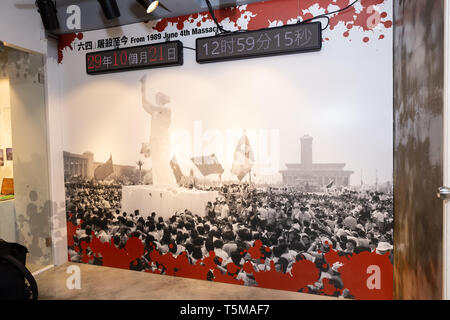 Hong Kong, Hong Kong SAR, Chine. Apr 26, 2019. Le Musée rouvre en 64 Mong Kok Hong Kong. À la suite de la protestation et la fermeture forcée du musée ouvre à temps pour le 30e anniversaire du massacre de Tiananmen à Beijing, en Chine le 4 juin 1989. L'ouverture, bien qu'entravé par des manifestants pro-Pékin et le vandalisme, attire de nombreux visiteurs, y compris du continent chinois sont souvent pas au courant des événements dénommé 64 événements. Credit : Jayne Russell/ZUMA/Alamy Fil Live News Banque D'Images