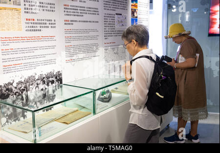 Hong Kong, Hong Kong SAR, Chine. Apr 26, 2019. Le Musée rouvre en 64 Mong Kok Hong Kong. À la suite de la protestation et la fermeture forcée du musée ouvre à temps pour le 30e anniversaire du massacre de Tiananmen à Beijing, en Chine le 4 juin 1989. L'ouverture, bien qu'entravé par des manifestants pro-Pékin et le vandalisme, attire de nombreux visiteurs, y compris du continent chinois sont souvent pas au courant des événements dénommé 64 événements. Credit : Jayne Russell/ZUMA/Alamy Fil Live News Banque D'Images