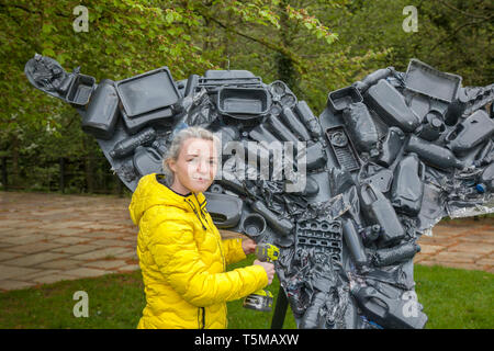 Articles fabriqués à partir de Wray en plastique recyclé, Lancaster. 26 avril 2019. Préparations en cours au festival de Scarecrow sous le nom de Tara Ablett (MR) un assistant d'enseignement de l'école de Melling apporte des ajustements de dernière minute aux fontes de la queue de baleine, une exposition faite par des enfants de l'école à l'aide de contenants et d'emballages en plastique, contenant de boissons recyclées, réutilisé, bouteilles de boisson en plastique de couleur à boire, toutes utilisées pour créer des sculptures animales. Le thème 2019, choisi par l’école locale, est « évolution : éteint, en voie de disparition, Existant » Banque D'Images