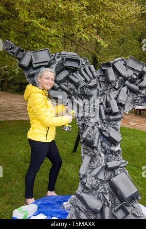 Articles fabriqués à partir de Wray en plastique recyclé, Lancaster. 26 avril 2019. Préparations en cours au festival de Scarecrow sous le nom de Tara Ablett (MR) un assistant d'enseignement de l'école de Melling apporte des ajustements de dernière minute aux fontes de la queue de baleine, une exposition faite par des enfants de l'école à l'aide de contenants et d'emballages en plastique, contenant de boissons recyclées, réutilisé, bouteilles de boisson en plastique de couleur à boire, toutes utilisées pour créer des sculptures animales. Le thème 2019, choisi par l’école locale, est « évolution : éteint, en voie de disparition, Existant » Banque D'Images