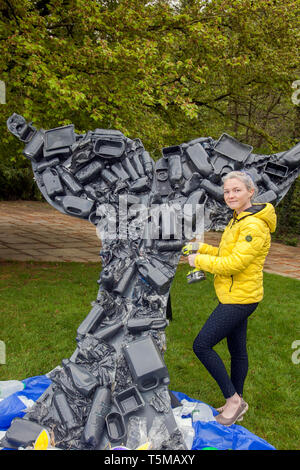 Articles fabriqués à partir de Wray en plastique recyclé, Lancaster. 26 avril 2019. Préparations en cours au festival de Scarecrow sous le nom de Tara Ablett (MR) un assistant d'enseignement de l'école de Melling apporte des ajustements de dernière minute aux fontes de la queue de baleine, une exposition faite par des enfants de l'école à l'aide de contenants et d'emballages en plastique, contenant de boissons recyclées, réutilisé, bouteilles de boisson en plastique de couleur à boire, toutes utilisées pour créer des sculptures animales. Le thème 2019, choisi par l’école locale, est « évolution : éteint, en voie de disparition, Existant » Banque D'Images