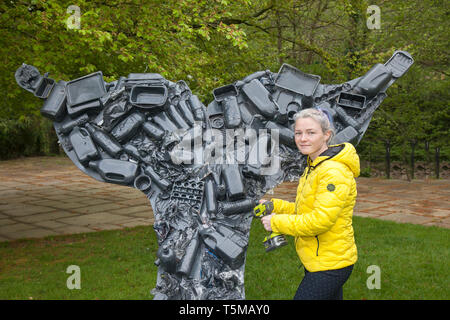 Articles fabriqués à partir de Wray en plastique recyclé, Lancaster. 26 avril 2019. Préparations en cours au festival de Scarecrow sous le nom de Tara Ablett (MR) un assistant d'enseignement de l'école de Melling apporte des ajustements de dernière minute aux fontes de la queue de baleine, une exposition faite par des enfants de l'école à l'aide de contenants et d'emballages en plastique, contenant de boissons recyclées, réutilisé, bouteilles de boisson en plastique de couleur à boire, toutes utilisées pour créer des sculptures animales. Le thème 2019, choisi par l’école locale, est « évolution : éteint, en voie de disparition, Existant » Banque D'Images