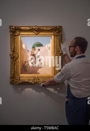 Londres, Royaume-Uni. 26 avril, 2019. Sotheby's Art moyen-orientale vente previews à New Bond Street comprend Arts du monde islamique, 20e siècle, l'Art du Moyen-Orient aperçu vente orientaliste & Manoucher Yektai exposition. De droit : l'orientaliste Vente. Rubens Santoro, italien. A SUNLIT STREET. Estimation £40,000-60,000. Credit : Malcolm Park/Alamy Live News. Banque D'Images