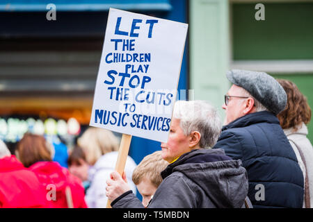 Pays de Galles Aberystwyth UK, vendredi 26 avril 2019 des réductions de financement de l'éducation dans le pays de Galles : plus de 30 jeunes musiciens, élèves de l'école à Aberystwyth, effectuée sur la place principale de la ville pour protester contre les réductions proposées à l'autorité locale service de musique financés dans les écoles locales. Le Conseil du comté de Ceredigion, l'autorité locale, propose de réduire le budget de 68  %, une proposition qui va menacer la fourniture de logements abordables à l'enseignement de la musique de quelque 1200 élèves dans l'ensemble du pays Crédit photo : Keith morris/Alamy Live News Banque D'Images