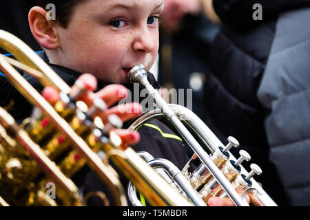 Pays de Galles Aberystwyth UK, vendredi 26 avril 2019 des réductions de financement de l'éducation dans le pays de Galles : plus de 30 jeunes musiciens, élèves de l'école à Aberystwyth, effectuée sur la place principale de la ville pour protester contre les réductions proposées à l'autorité locale service de musique financés dans les écoles locales. Le Conseil du comté de Ceredigion, l'autorité locale, propose de réduire le budget de 68  %, une proposition qui va menacer la fourniture de logements abordables à l'enseignement de la musique de quelque 1200 élèves dans l'ensemble du pays Crédit photo : Keith morris/Alamy Live News Banque D'Images